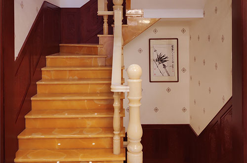 内江中式别墅室内汉白玉石楼梯的定制安装装饰效果